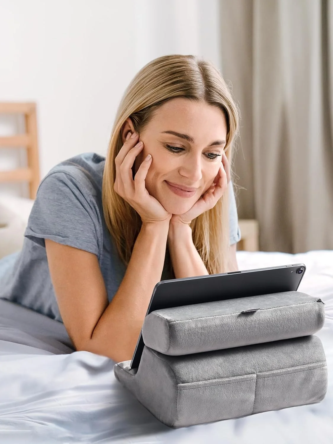 UGREEN Tablet Pillow Stand for Lap Soft Holder Bed with 3 Viewing Angles Adjustable Home Office Accessories Compatible with iPad Pro 13 12 11 10.5 Air Mini 5 4 3 2 Phone 16 15 14 E-Reader Grey UGREEN Tablet Pillow Stand for Lap Soft Holder Bed with 3 Viewing Angles Adjustable Home Office Accessories Compatible with iPad Pro 13 12 11 10.5 Air Mini 5 4 3 2 Phone 16 15 14 E-Reader Grey