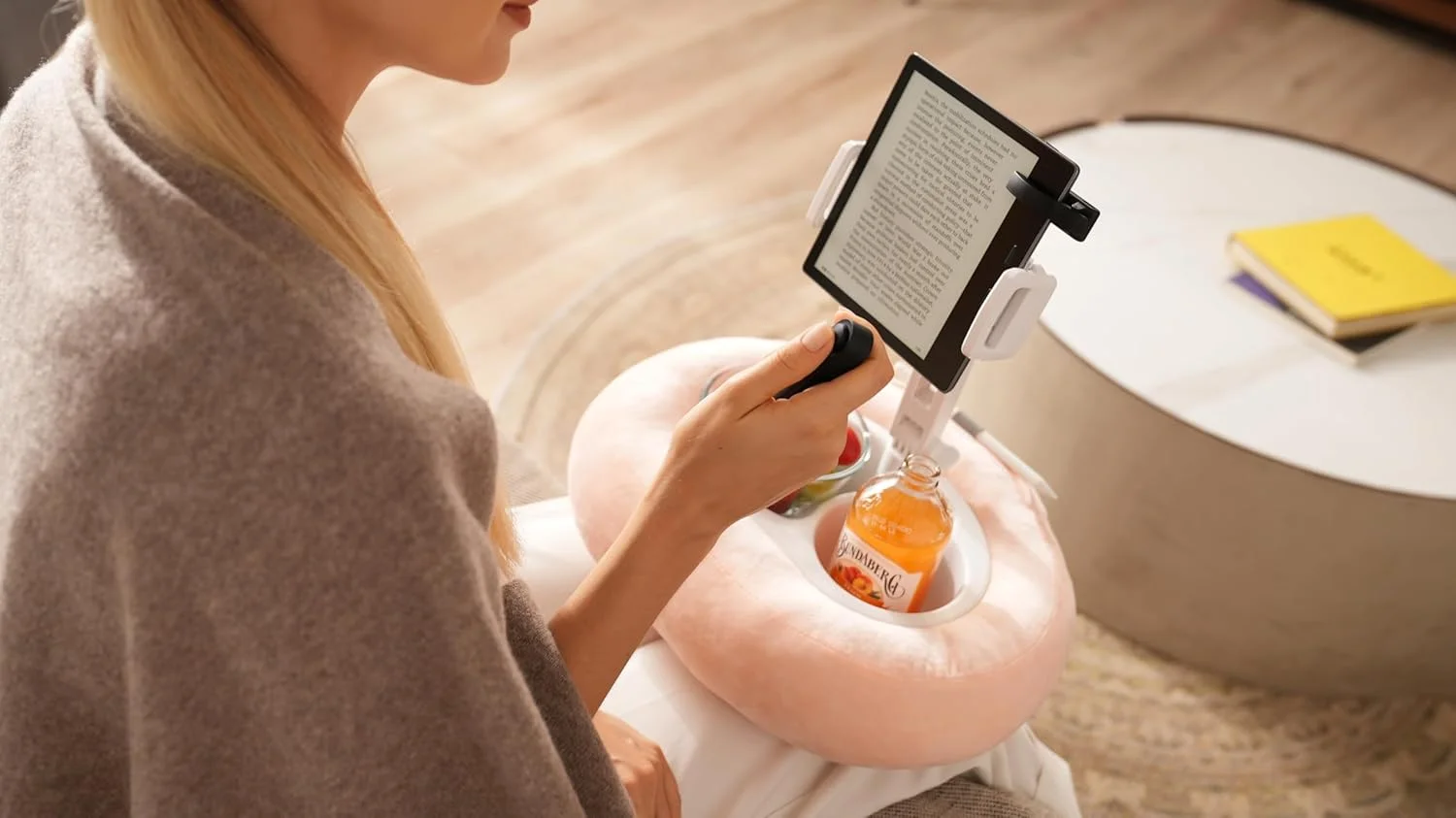 پایه نگهدارنده تبلت و کتابخوان با 2 سینی جداشدنی و بالش نرم مخملی + ریموت کنترل ورق زن برای کیندل - سازگار با دستگاه های 4.7 تا 13 اینچی برای کیندل، کوبو، آیپد، آیفون، اندروید؛ دارای ویژگی