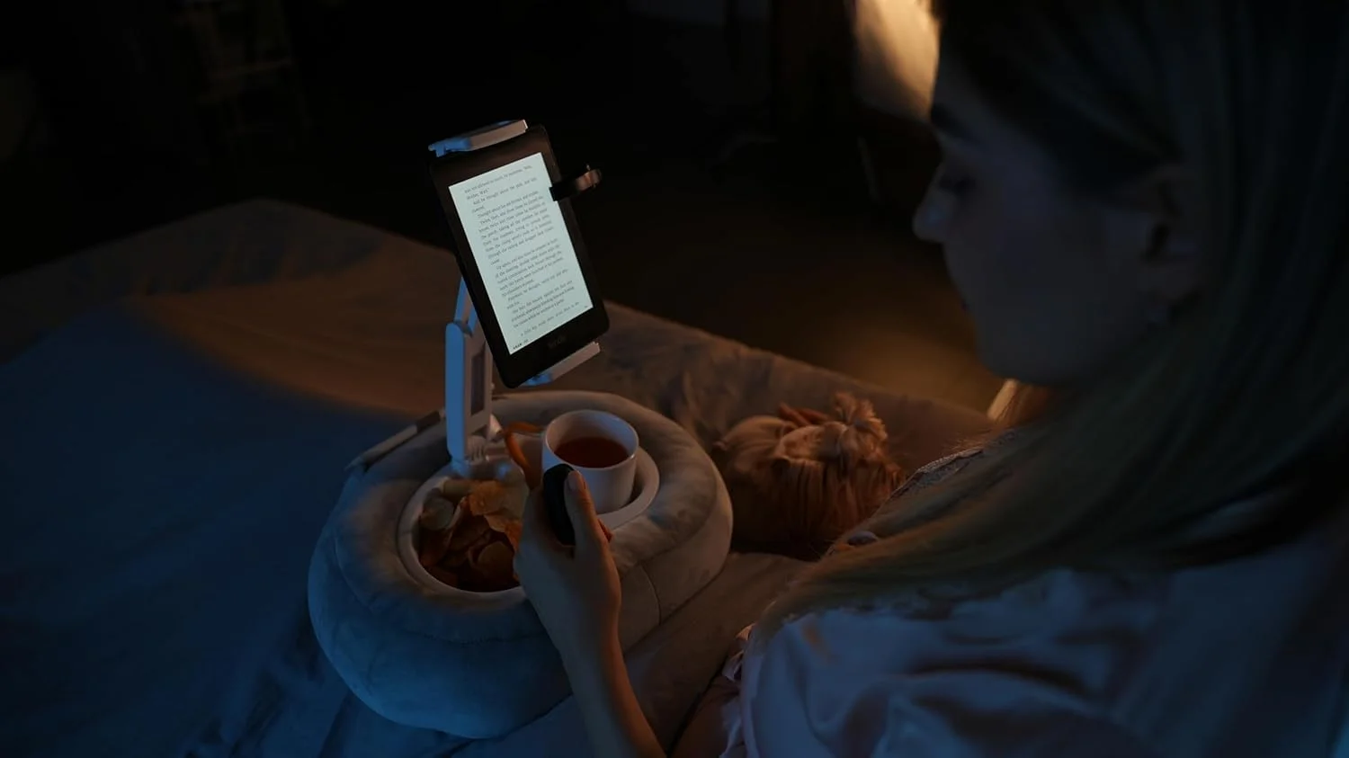 پایه نگهدارنده تبلت و کتابخوان با 2 سینی جداشدنی و بالش نرم مخملی + ریموت کنترل ورق زن برای کیندل - سازگار با دستگاه های 4.7 تا 13 اینچی برای کیندل، کوبو، آیپد، آیفون، اندروید؛ دارای ویژگی