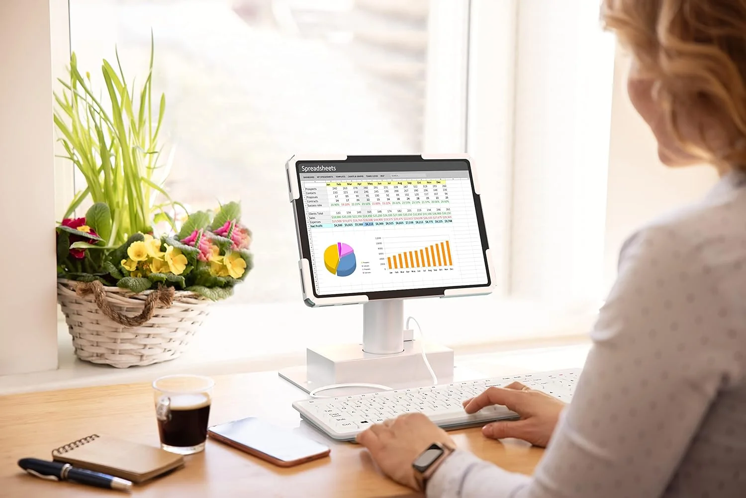 پایه کیوسک رومیزی CTA با قابلیت جداسازی سریع و 4 پورت USB 3.0 - مناسب برای آیپد پرو 11 اینچ، آیپد ایر 4، سامسونگ گلکسی تب A7، A8 - سفید - (PAD-QRUSBKW)