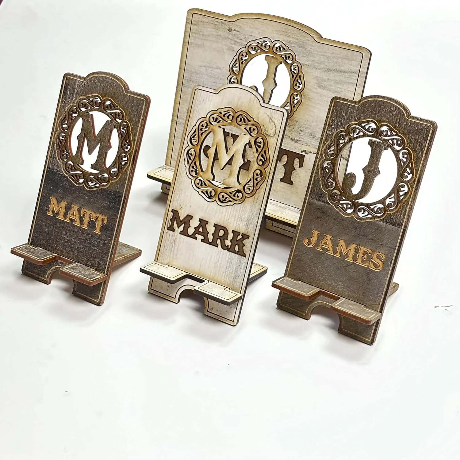 پایه نگهدارنده تلفن | پایه شارژ تلفن همراه شخصی سازی شده برای مشاهده، نگهداری، شارژ، نمایش، هدیه | ساخت آمریکا! | Red River Engraving (پایه تلفن)