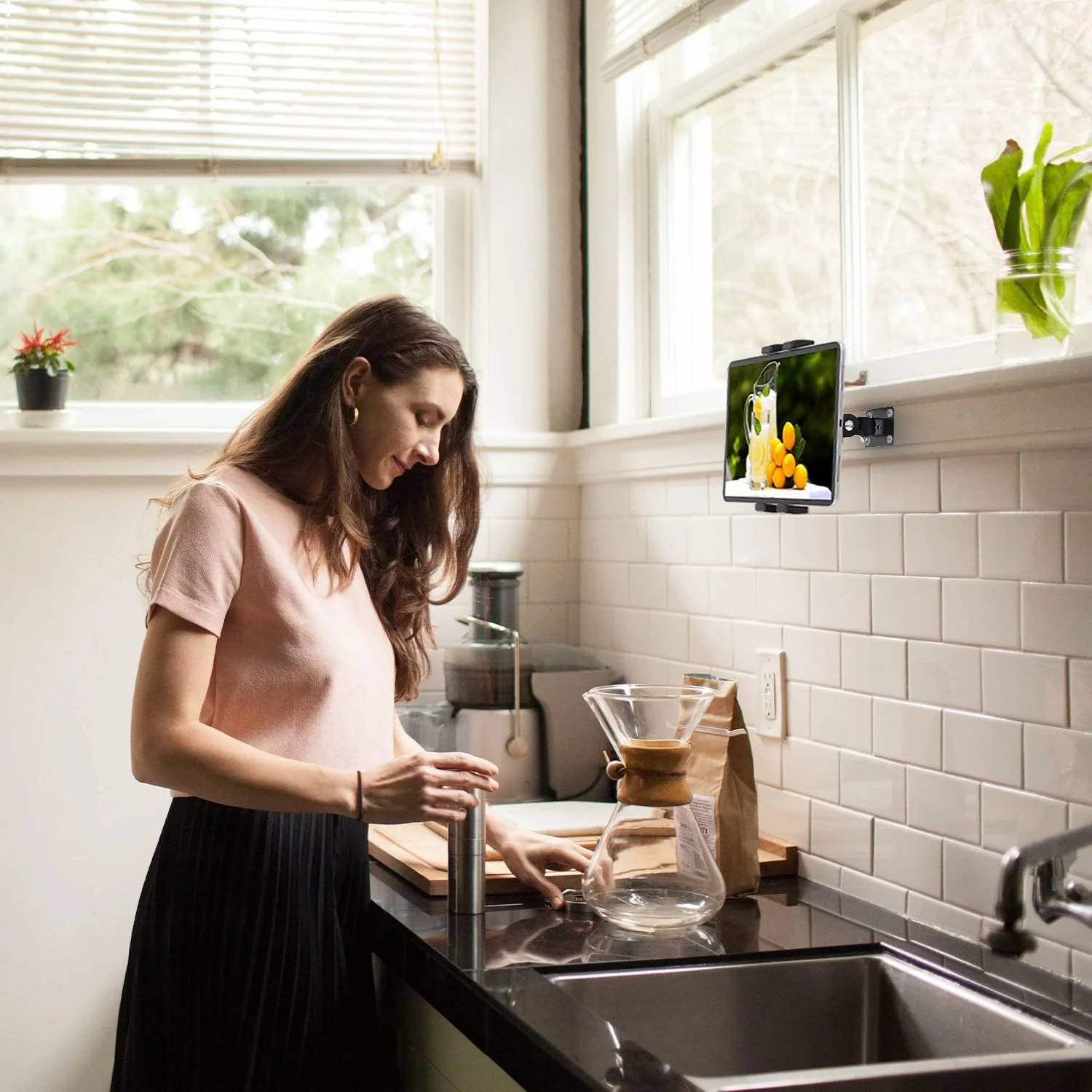 نگهدارنده تبلت دیواری iTODOS، سازگار با آیپد/گلکسی تب S7/S8/S11/S10/آیفون/تلفن همراه 7-12.9 اینچی، قابل تنظیم 360 درجه، گیره ضد لغزش، براکت آلومینیومی محکم، نصب آسان