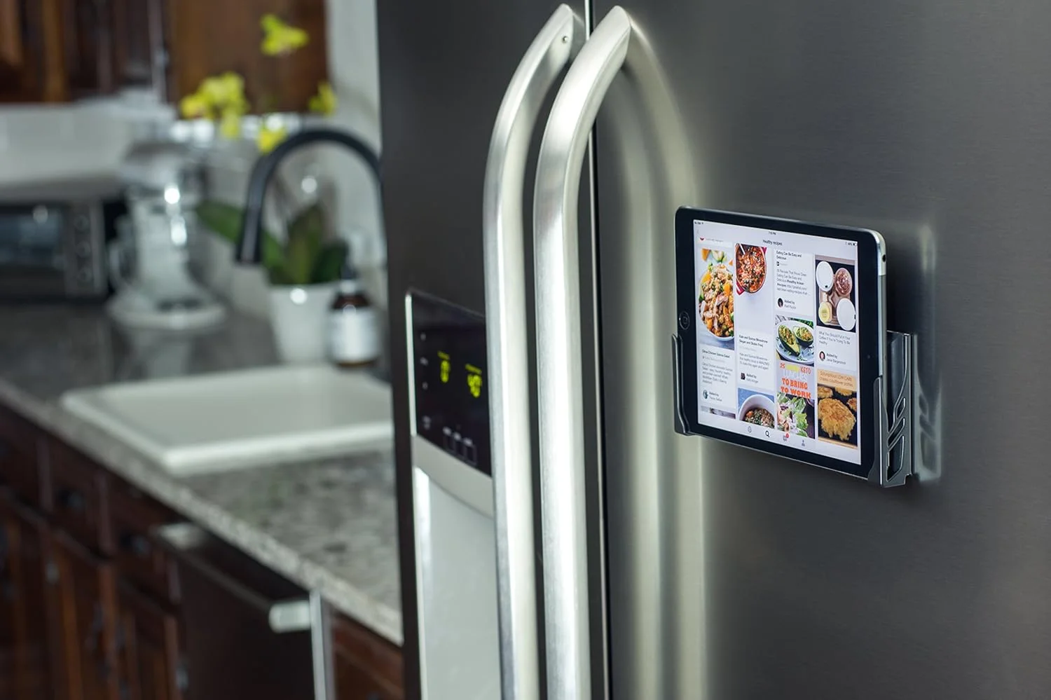 پایه دیواری Dockem Koala 2.0: پایه نگهدارنده جهانی بدون آسیب برای تلفن هوشمند، تبلت، کتابخوان الکترونیکی: برای آیپد 1، 2، 3، 4، ایر، مینی، آیپد پرو، سامسونگ گلکسی تب/نوت، گوگل نکسوس، مایکروسافت سرفیس (مشکی)