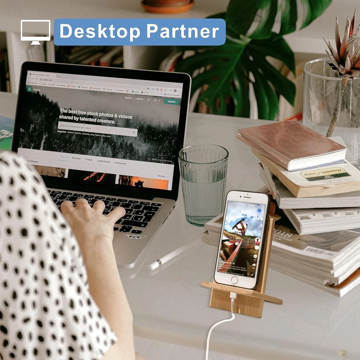 پایه نگهدارنده گوشی موبایل بامبو، تاشو و قابل تنظیم با سوراخ شارژ برای میز