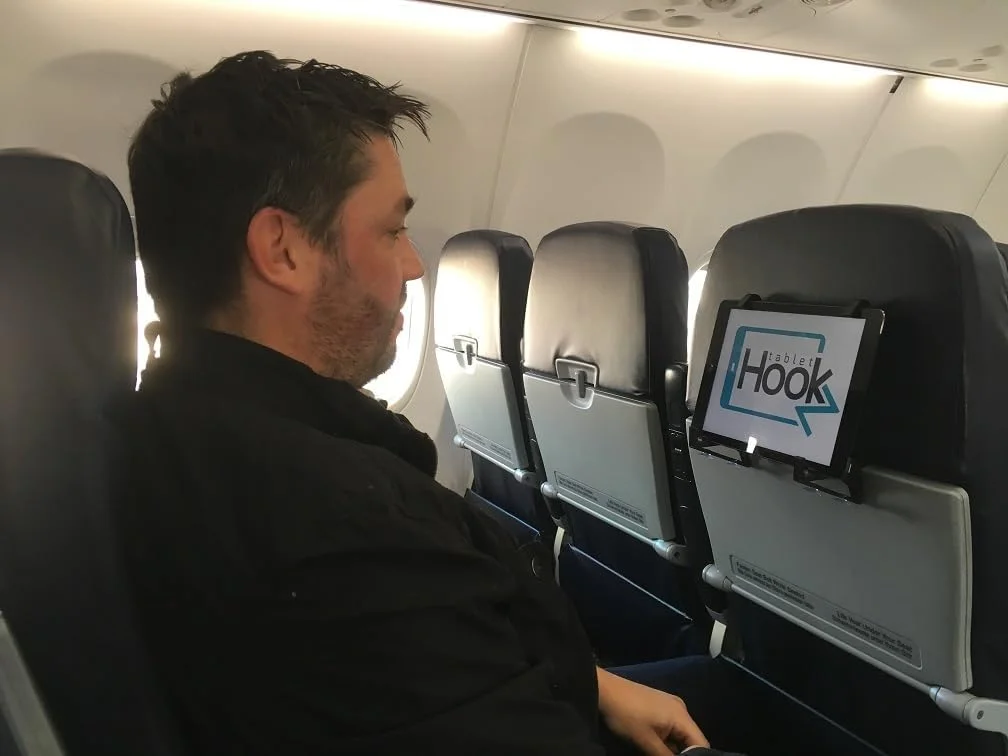 نگهدارنده تبلت مدل v3. پایه نوآورانه برای تبلت شما. طراحی شده برای سفر و راحتی، دستگاه شما را به طور ایمن به میزهای تاشو هواپیما، پشت سری خودرو، صندلی های قطار متصل می کند تا امکان مشاهده بدون دست را فراهم کند.