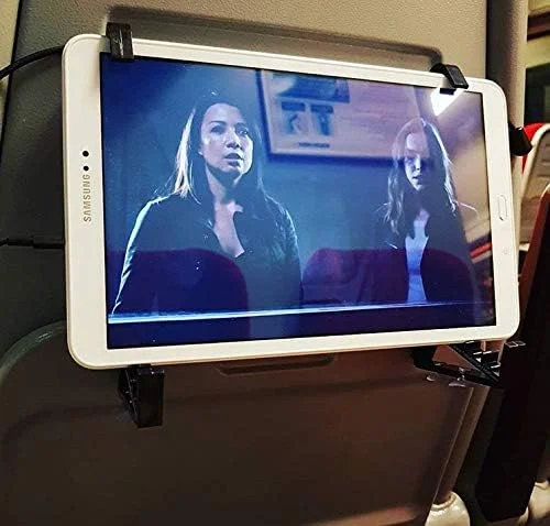 نگهدارنده تبلت مدل v3. پایه نوآورانه برای تبلت شما. طراحی شده برای سفر و راحتی، دستگاه شما را به طور ایمن به میزهای تاشو هواپیما، پشت سری خودرو، صندلی های قطار متصل می کند تا امکان مشاهده بدون دست را فراهم کند.