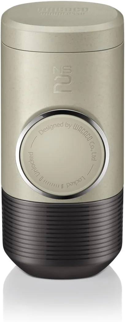 دستگاه اسپرسوساز قابل حمل Wacaco MINIPRESSO NS2 برای کپسول های قهوه، سازگار با محیط زیست، ساخته شده با استفاده از مواد زیستی، استخراج قدرتمند 18 بار، وزن فوق العاده سبک، سیستم مخزن آب یکپارچه - بژ