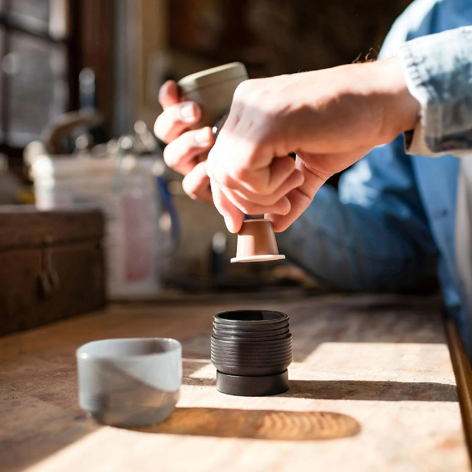 دستگاه اسپرسوساز قابل حمل واکاکو مدل Minipresso NS2، سازگار با کپسول های اورجینال نسپرسو و مشابه، عملکرد دستی، دستگاه کوچک قهوه ساز دستی 18 بار برای مسافرت و کمپینگ، مشکی