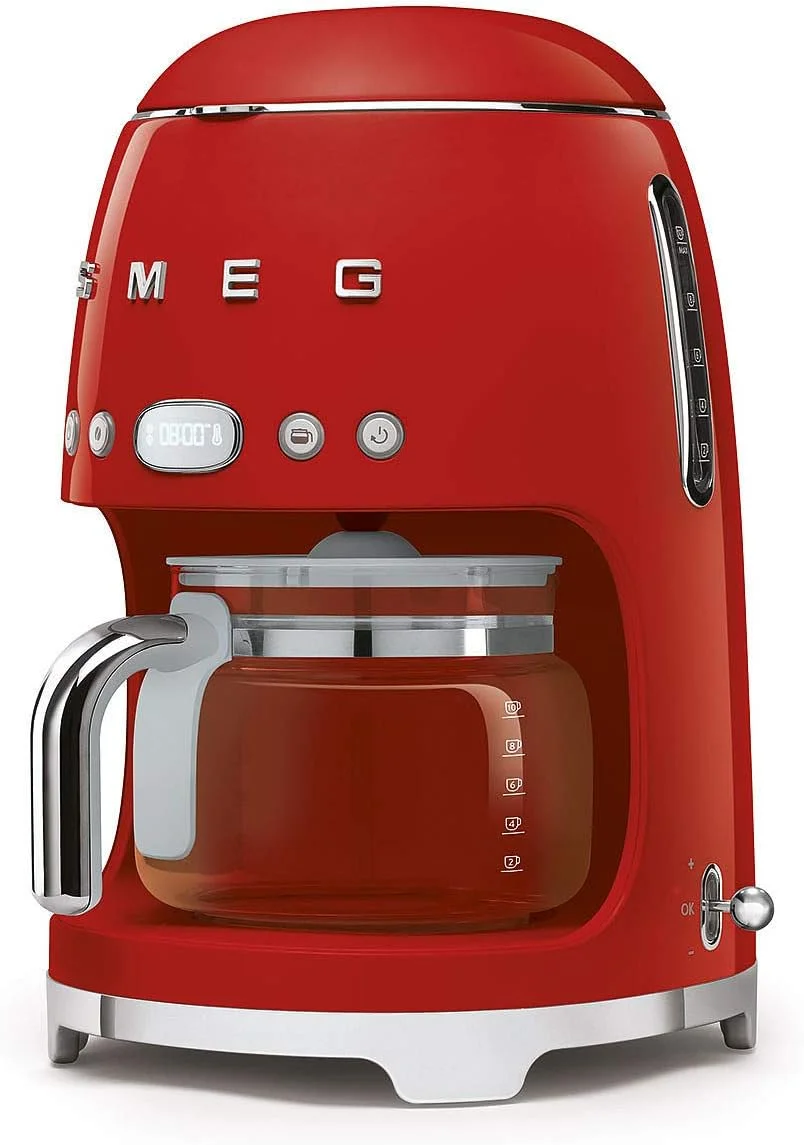 دستگاه قهوه ساز فیلتری اس مگ مدل DCF02RDUK، به سبک دهه 50، ظرفیت 10 فنجان با عملکرد تنظیم شدت عطر، تنظیم سختی آب و مخزن 1.4 لیتری، فیلتر قهوه قابل استفاده مجدد، قرمز
