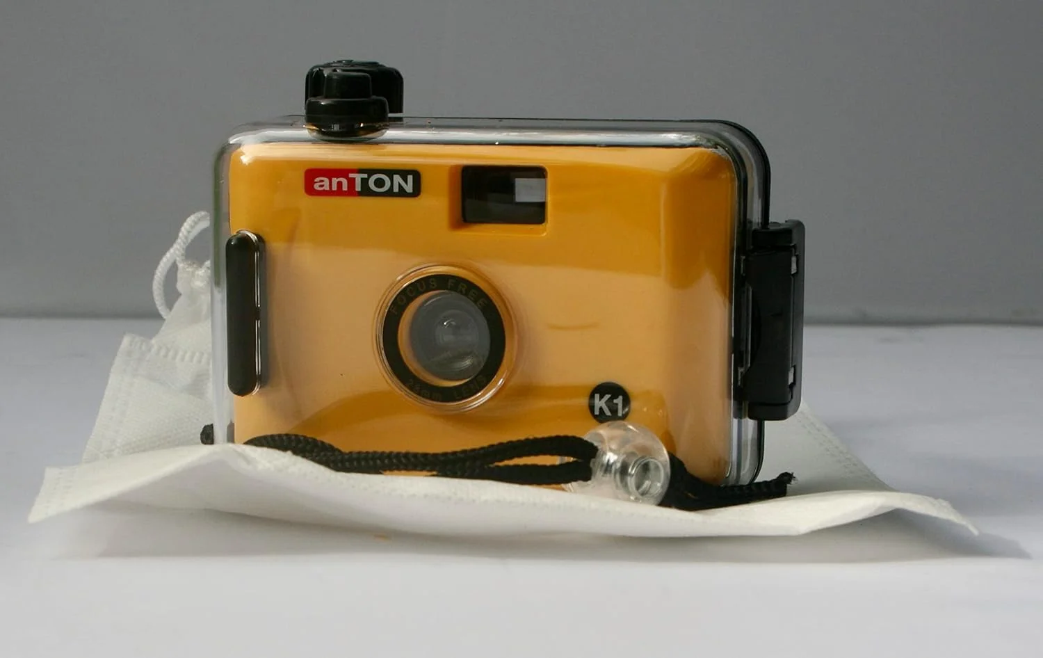 دوربین فیلم رنگی (کداک) به همراه دوربین زیرآبی Anton K1