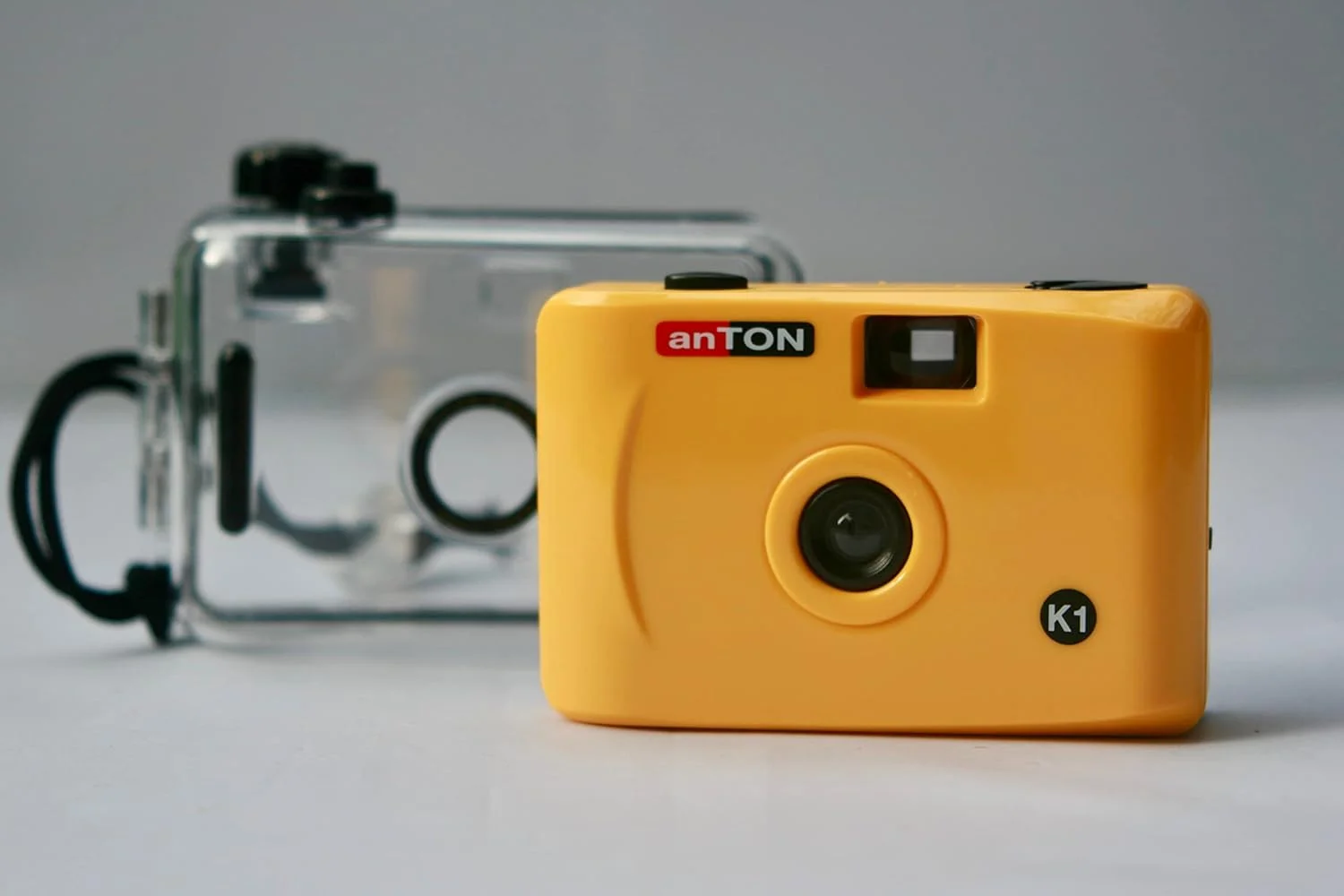 دوربین فیلم رنگی (کداک) به همراه دوربین زیرآبی Anton K1