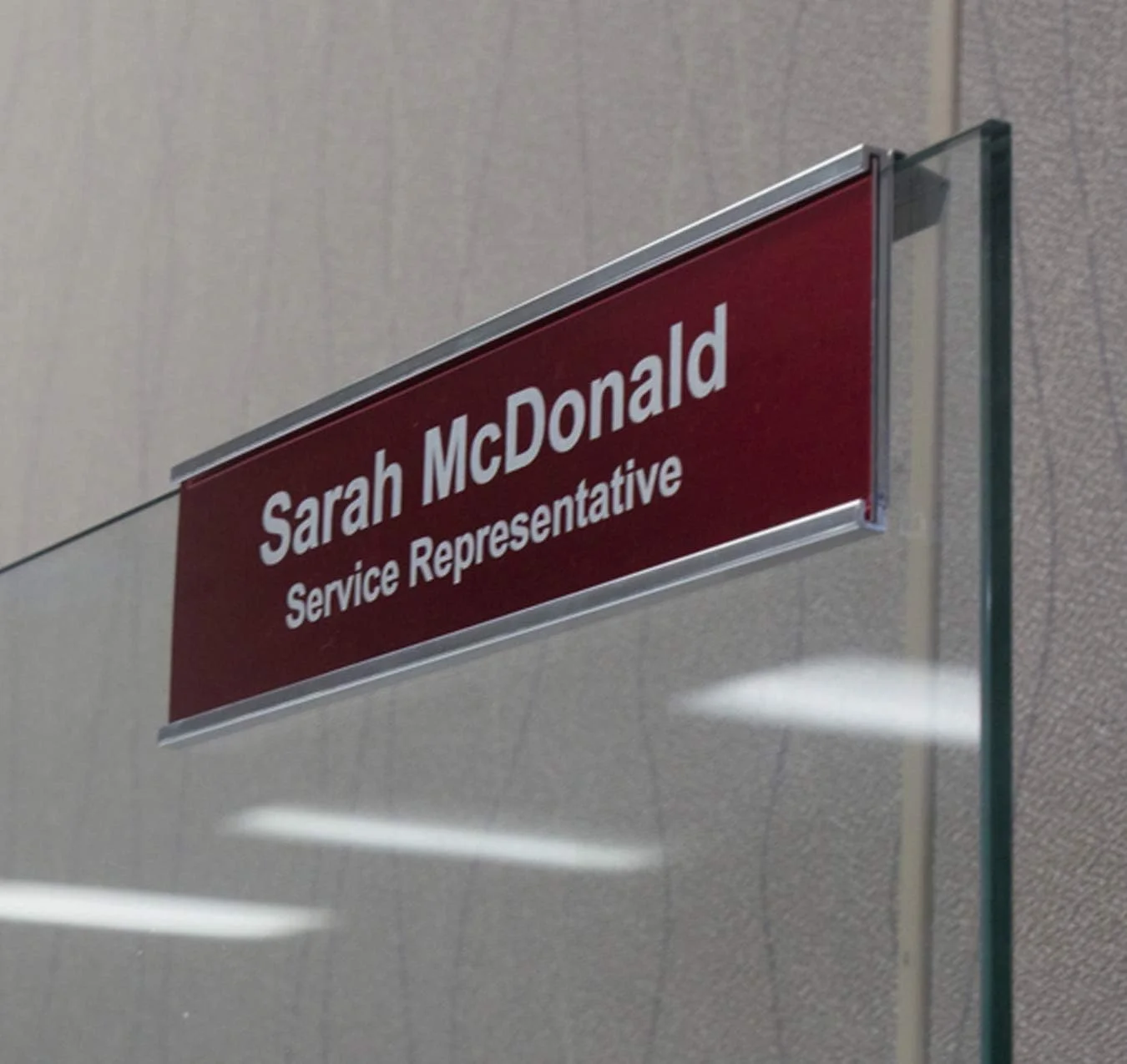 نگهدارنده پلاک اسم شیشه ای کیان داریا، 2" x 8"، عمق 0.50"، ساخت ایالات متحده آمریکا! (نقره ای-نقره ای، 0.50)