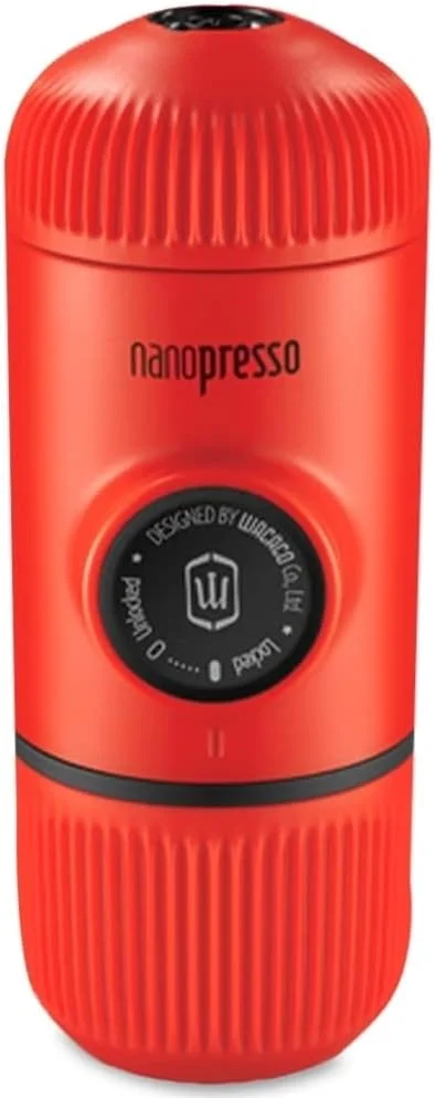 دستگاه اسپرسوساز قابل حمل واکاکو نانوپرسو به همراه کیف محافظ، نسخه ارتقا یافته مینی پرسو، دستگاه قهوه ساز کوچک مسافرتی، ایده آل برای کمپینگ و دفتر کار (قرمز آتشفشانی)
