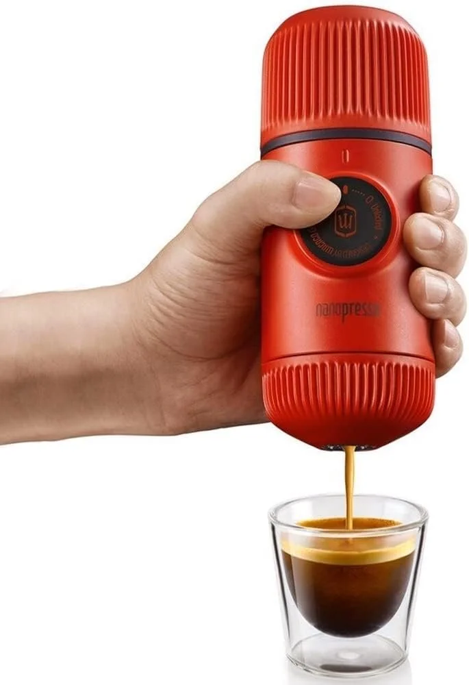 دستگاه اسپرسوساز قابل حمل واکاکو نانوپرسو به همراه کیف محافظ، نسخه ارتقا یافته مینی پرسو، دستگاه قهوه ساز کوچک مسافرتی، ایده آل برای کمپینگ و دفتر کار (قرمز آتشفشانی)