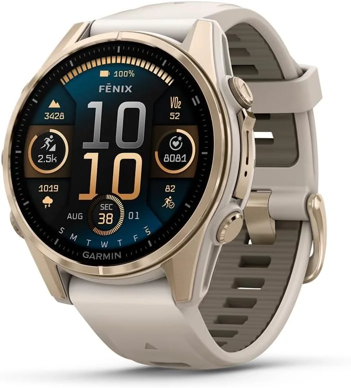 ساعت هوشمند GPS چند ورزشی ممتاز Garmin fēnix® 8 – 43mm، AMOLED، Sapphire، عمر باتری طولانی، دارای استاندارد غواصی، چراغ قوه LED داخلی، طلایی ملایم با بند ماسه سنگی تیره