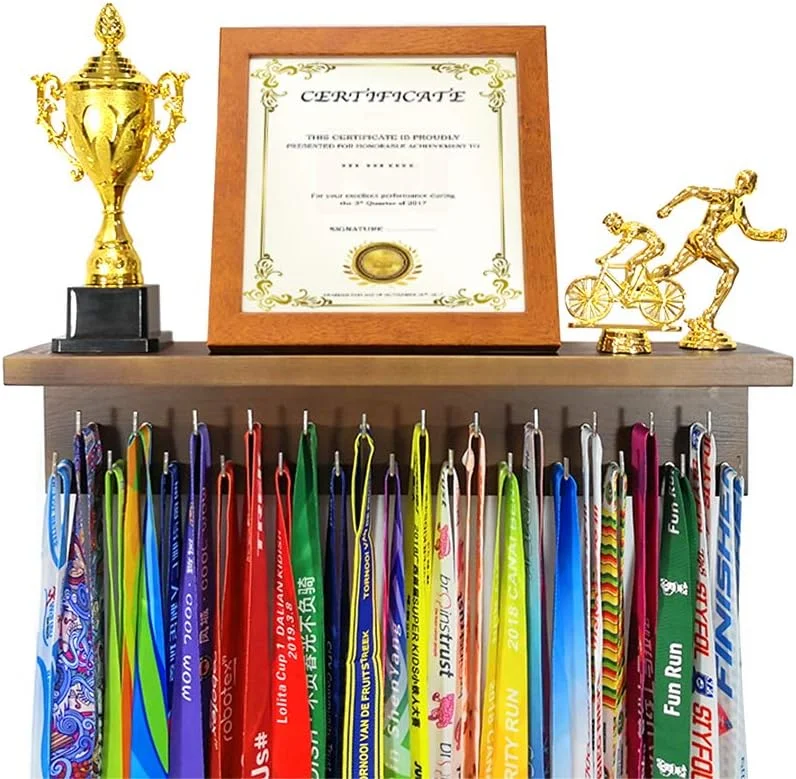 قفسه چوبی مدال و جایزه با قلاب - نگهدارنده مدال چوبی برای نصب روی دیوار، قفسه نمایش جایزه برای ژیمناستیک، فوتبال، مسابقات دو و میدانی