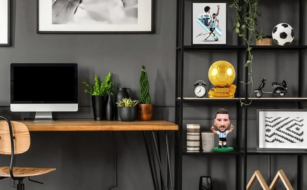 تندیس توپ طلایی آزونه، تندیس طلایی فوتبال، ماکت رزینی بهترین تندیس فوتبال با فرآیند آبکاری برای دکوراسیون اداری، هدیه به طرفداران و هدیه تولد