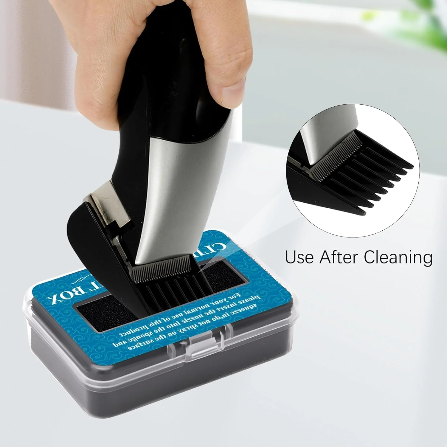 جعبه روغن کاری تیغه ماشین اصلاح مو به همراه اسفنج، مناسب برای نگهداری ماشین اصلاح برقی، ایستگاه روغن کاری تیغه پس از تمیز کردن، جلوگیری از زنگ زدگی، افزایش طول عمر تیغه، لوازم جانبی مراقبت از تیغ و ریش تراش (2 عدد)