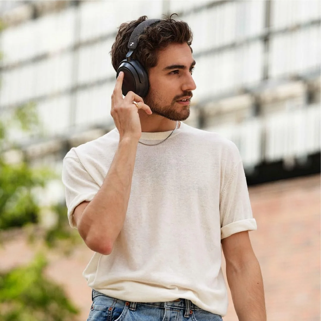 هدفون بی‌سیم سنهایزر Momentum 4 - هدست بلوتوث برای تماس‌های شفاف با حذف نویز تطبیقی، عمر باتری 60 ساعته، طراحی تاشو سبک - مشکی