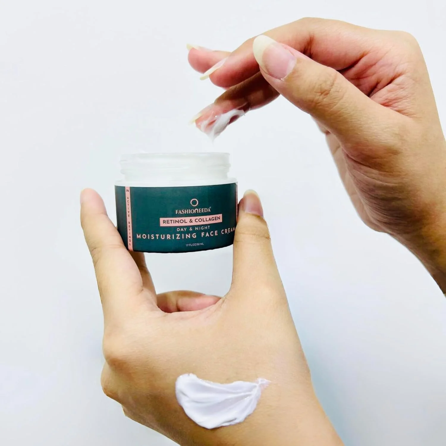 کرم مرطوب کننده صورت حاوی رتینول، کرم ضد چروک صورت و سفت کننده پوست دور چشم، حاوی ویتامین ای، اسید هیالورونیک، آلوئه ورا و چای سبز (۵۰ میلی لیتر)