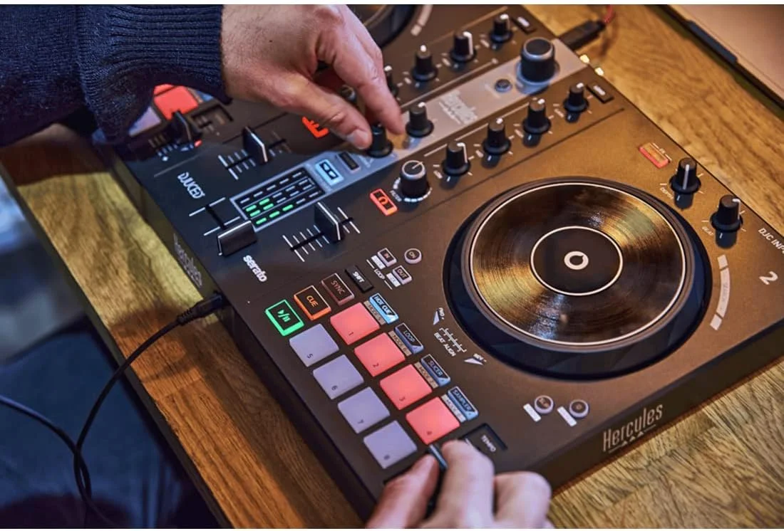 کنترلر دی‌جی هرکولس DJControl Inpulse 300 MK2 با دو دک + استند لپ‌تاپ کیپ‌درام نقره‌ای