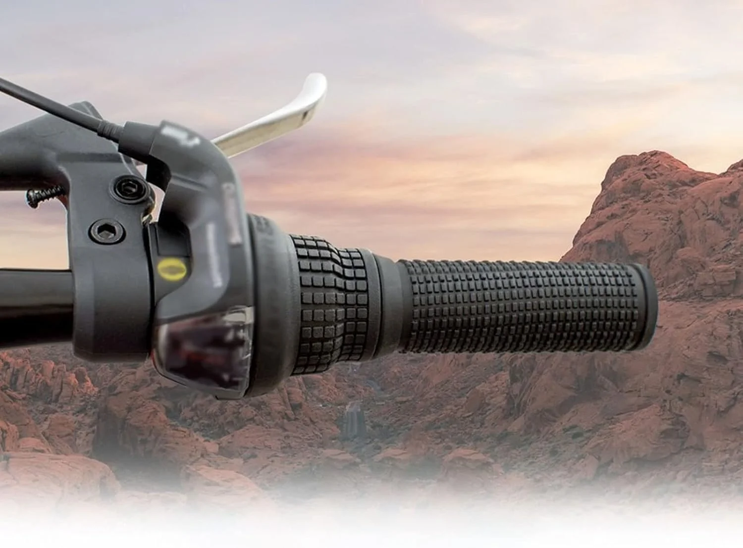 دوچرخه کوهستانی آلومینیومی مناسب بانوان بزرگسال، دارای ترمزهای جلو و عقب و دوشاخ کمک فنردار