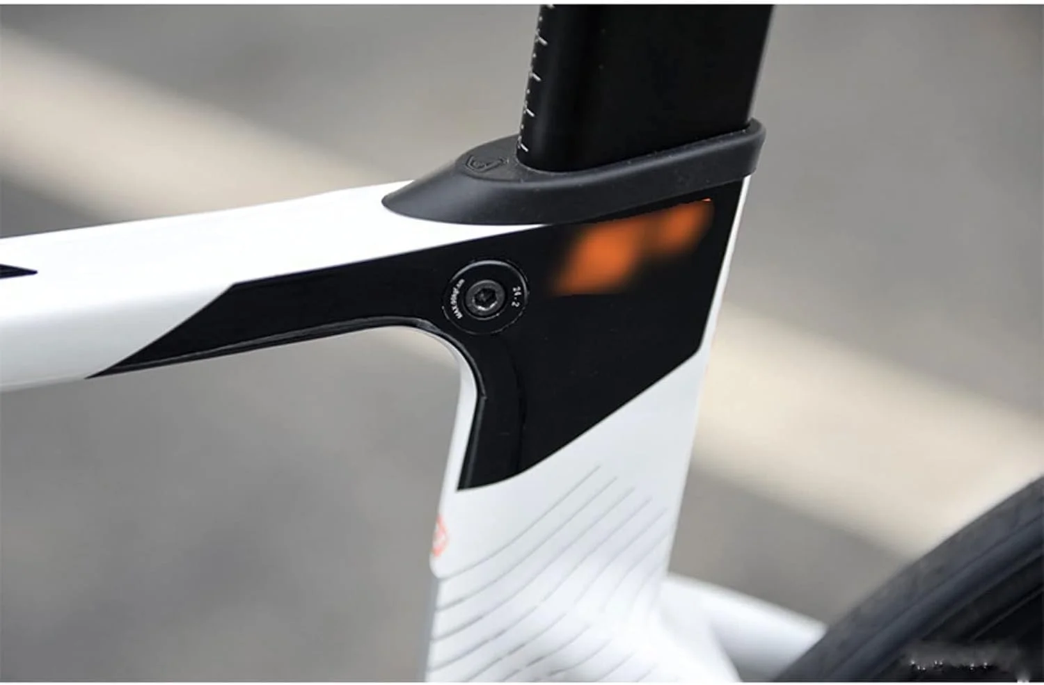 دوچرخه کوهستانی کربنی، فریم کربنی محور از طریق دوشاخ کربنی، مناسب برای همه