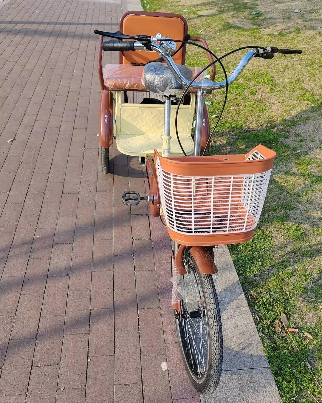 سه چرخه تاشو با صندلی پشتی، سه چرخه پدالی ریکشا سالمندان، سه چرخه با دوشاخ جلو کمک فنردار، دوچرخه 3 چرخ برای تفریح و مسافرت