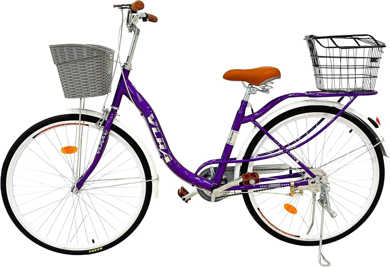 دوچرخه شهری وی‌ال‌آرای شهری، بنفش، بدنه فولادی با زین چرمی قهوه‌ای، دارای دو سبد نگهداری، طراحی کلاسیک با رکاب پایین، چرخ‌های ۲۶ اینچی