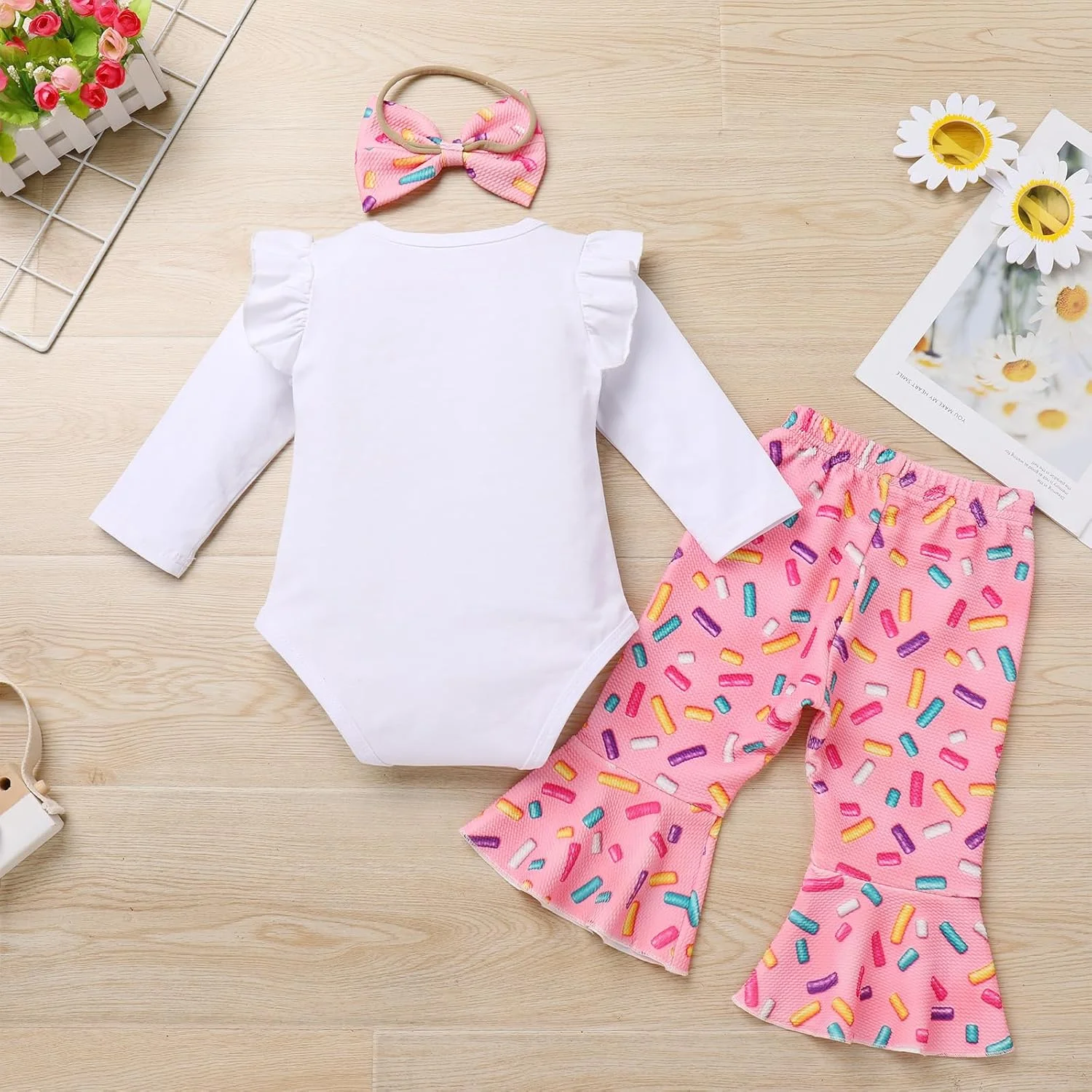 ست لباس تولد یک سالگی دخترانه شامل رامپر آستین پفی طرح آفتابگردان و هلویی، شورت چین‌دار و هدبند 3 تکه مناسب فصل تابستان