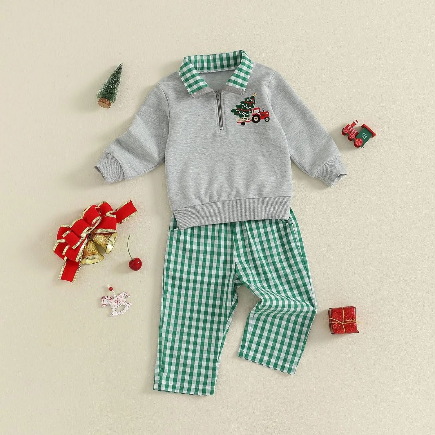 ست لباس پسرانه کریسمس شامل پولوشرت آستین بلند، طرح درخت، بابانوئل، نان زنجبیلی و تراکتور به همراه شلوار چهارخانه