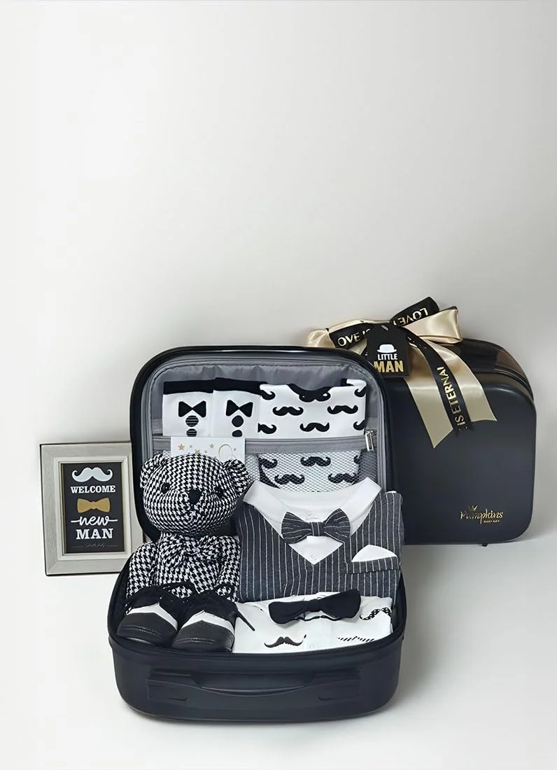 ست هدیه نوزادی پسرانه PUMPKINS – سرهمی، قاب عکس، کفش، عروسک، جوراب، کارت تبریک و چمدان با کیف هدیه مات – ایده آل برای جشن سیسمونی و هدیه نوزادی