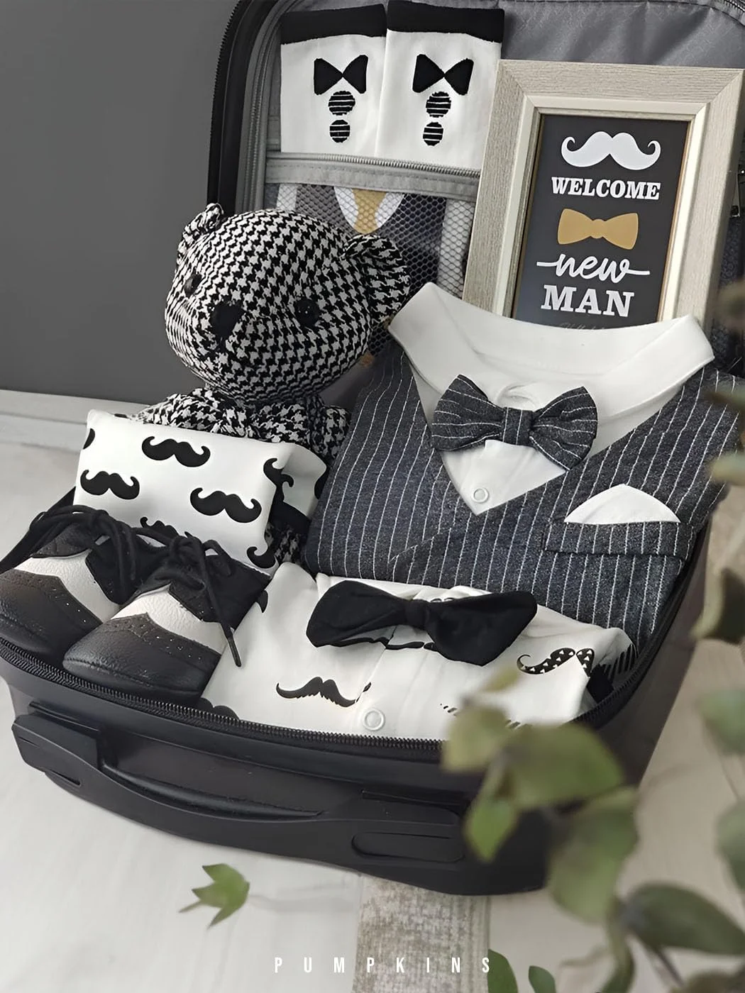 ست هدیه نوزادی پسرانه PUMPKINS – سرهمی، قاب عکس، کفش، عروسک، جوراب، کارت تبریک و چمدان با کیف هدیه مات – ایده آل برای جشن سیسمونی و هدیه نوزادی