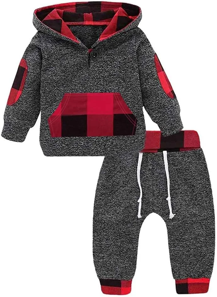 ست لباس پسرانه شامل هودی آستین بلند چهارخانه و شلوار مناسب فصل پاییز و زمستان