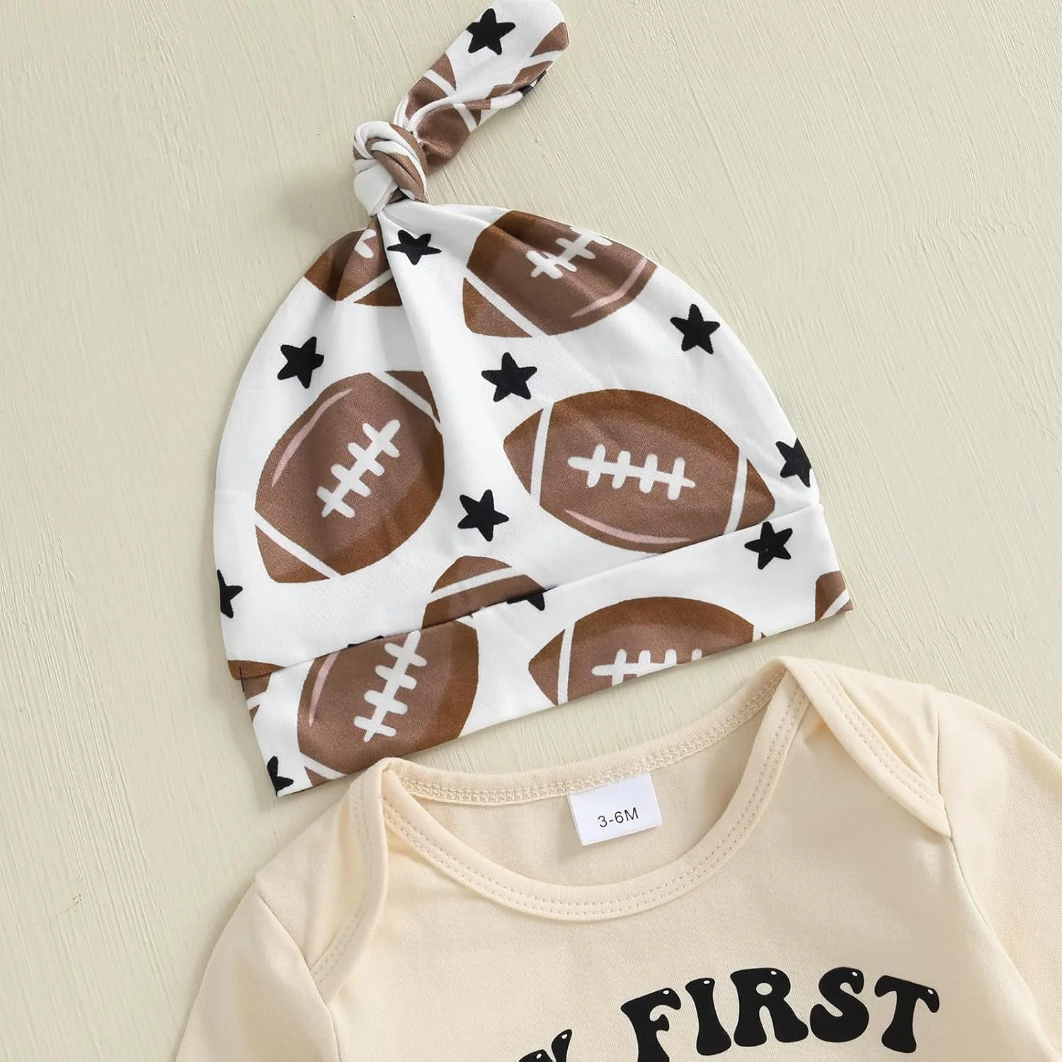 ست لباس پاییزی نوزاد پسر، لباس روز مسابقه فوتبال، رامپر آستین بلند، شلوار و کلاه ست لباس پاییزی نوزاد پسر، لباس روز مسابقه فوتبال، رامپر آستین بلند، شلوار و کلاه