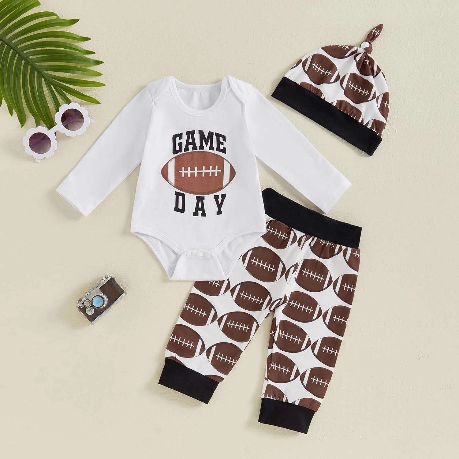 ست لباس پاییزی نوزاد پسر، آستین بلند، یقه گرد، چاپ حروف، رامپر، شلوار ورزشی با طرح توپ فوتبال، کلاه، 3 تکه لباس زیبا ست لباس پاییزی نوزاد پسر، آستین بلند، یقه گرد، چاپ حروف، رامپر، شلوار ورزشی با طرح توپ فوتبال، کلاه، 3 تکه لباس زیبا