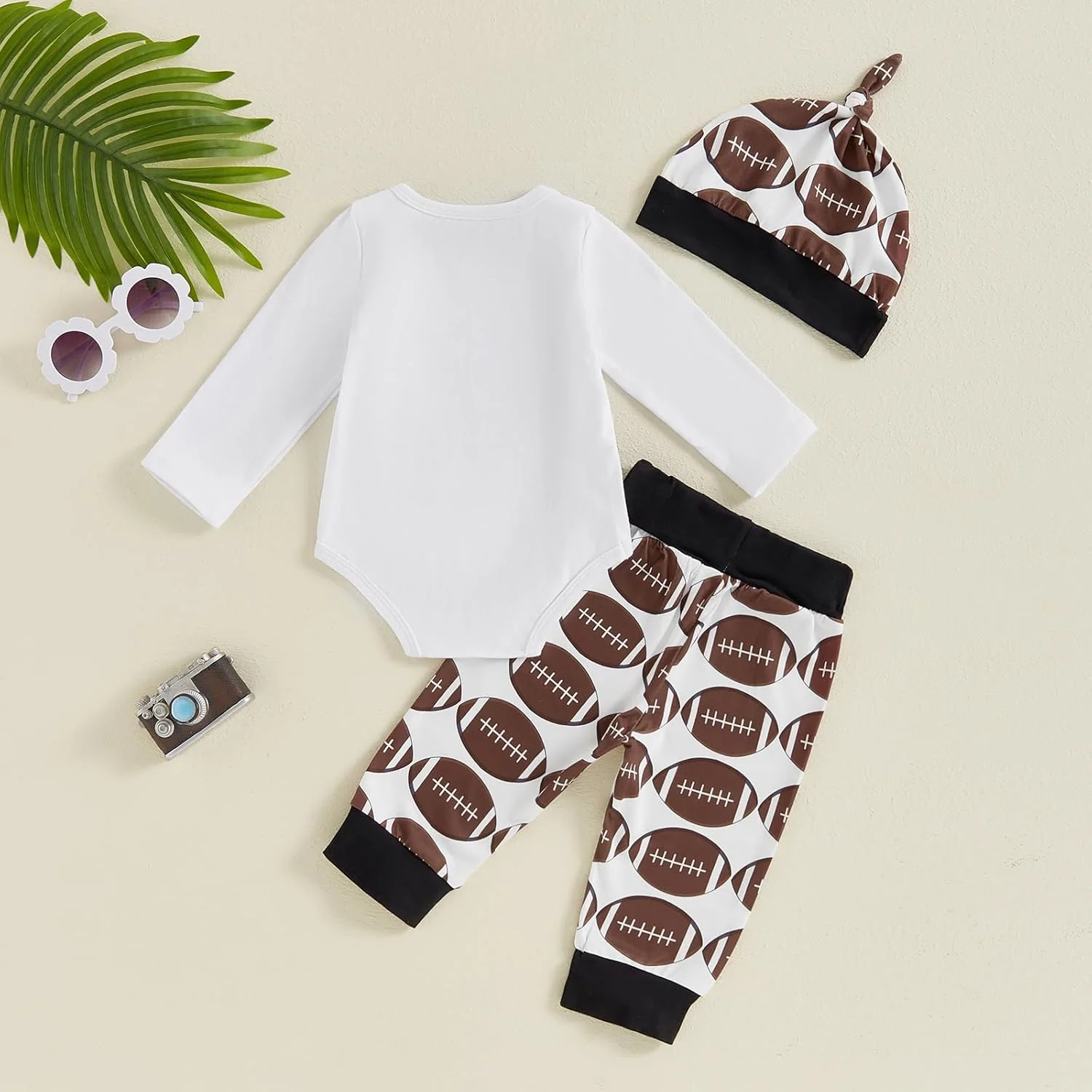 ست لباس پاییزی نوزاد پسر، آستین بلند، یقه گرد، چاپ حروف، رامپر، شلوار ورزشی با طرح توپ فوتبال، کلاه، 3 تکه لباس زیبا ست لباس پاییزی نوزاد پسر، آستین بلند، یقه گرد، چاپ حروف، رامپر، شلوار ورزشی با طرح توپ فوتبال، کلاه، 3 تکه لباس زیبا