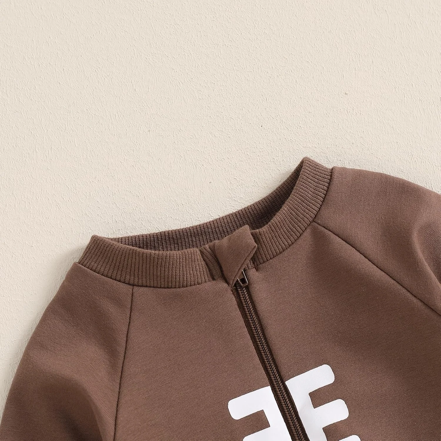 لباس خواب یک تکه نوزادی پسرانه دخترانه طرح فوتبالی، سرهمی زیپ دار جوراب دار