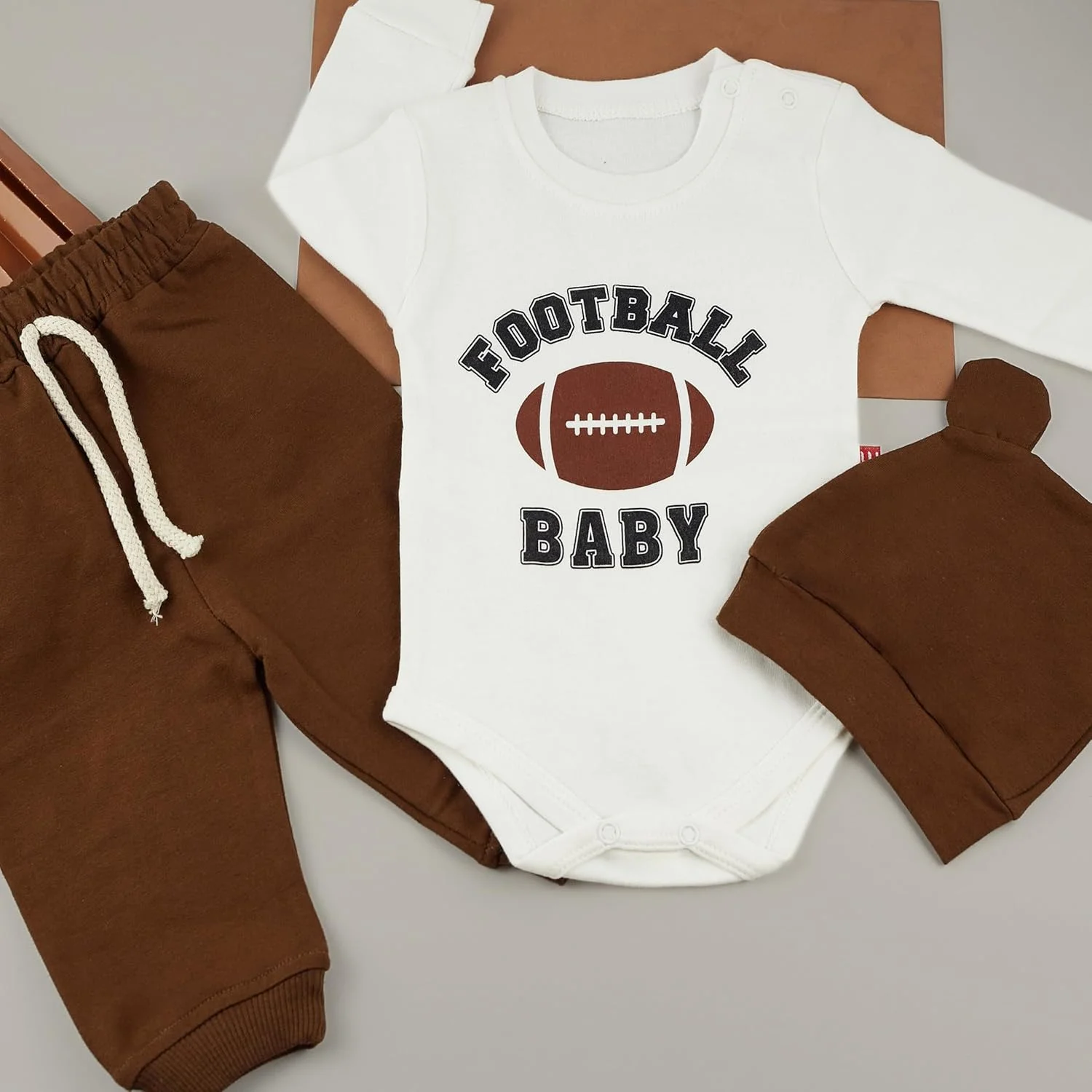 ست لباس نوزادی پسرانه و دخترانه، شامل بادی، شلوار و کلاه با طرح توپ، تهیه شده از پنبه