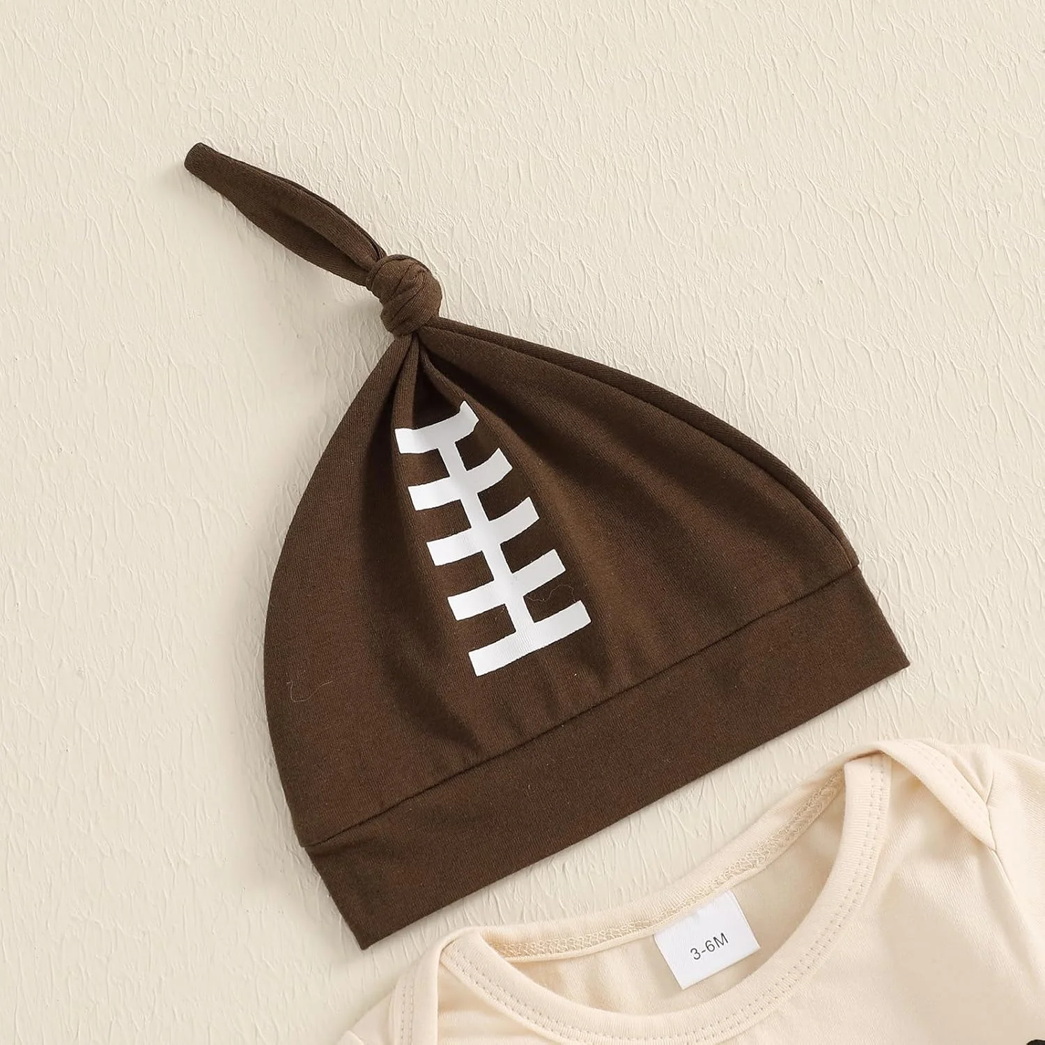 ست لباس نوزادی پسرانه با طرح راگبی شامل سرهمی آستین بلند، شلوار و کلاه مناسب فصل پاییز و زمستان