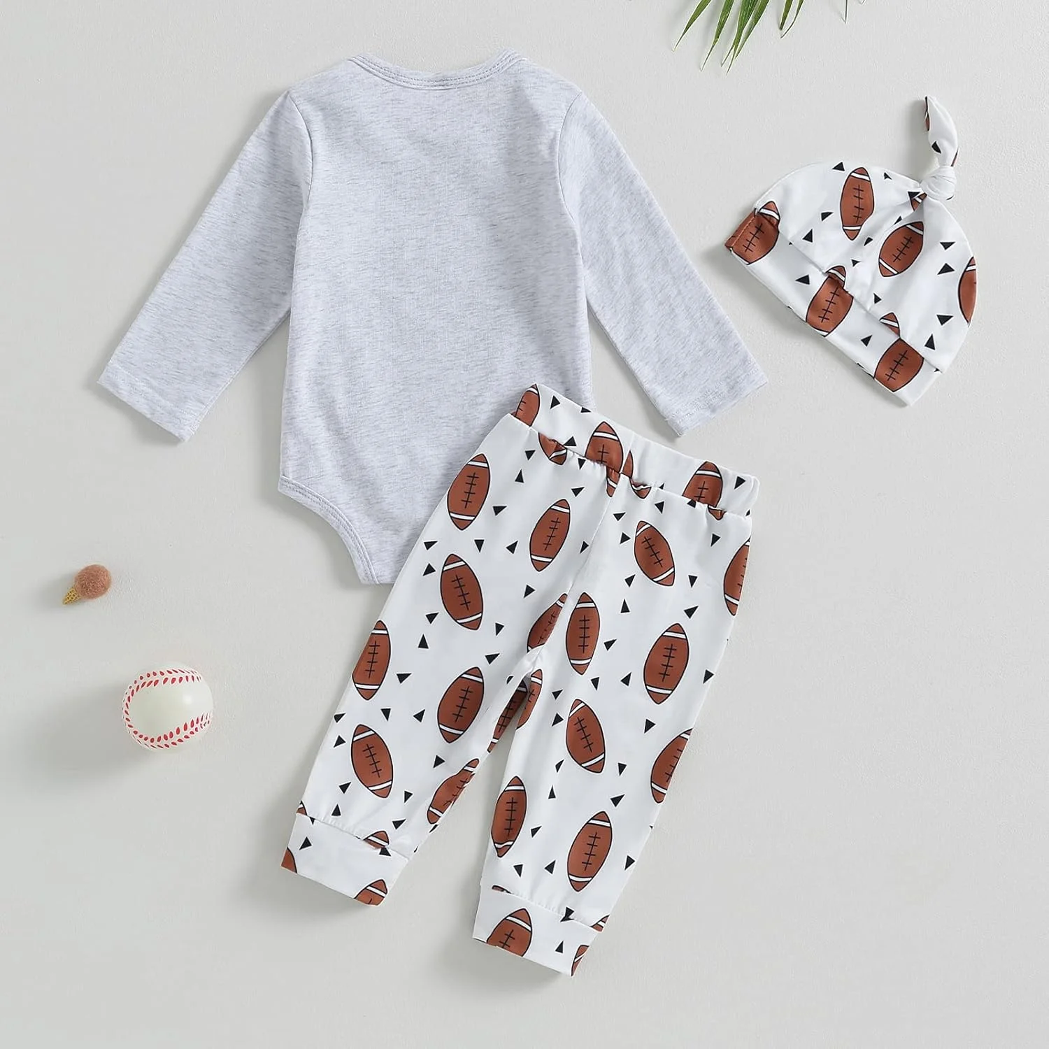 ست لباس نوزادی پسرانه با طرح فصل فوتبال، شامل بادی طرح حروف، شلوار طرح فوتبال و کلاه
