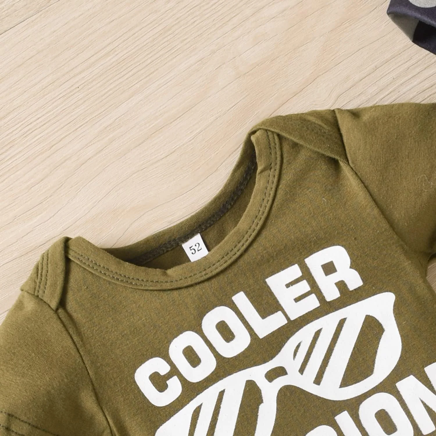 لباس نوزادی پسرانه و دخترانه با طرح "من تازه واردم" شامل بادی، شلوار و کلاه لباس نوزادی پسرانه و دخترانه با طرح "من تازه واردم" شامل بادی، شلوار و کلاه