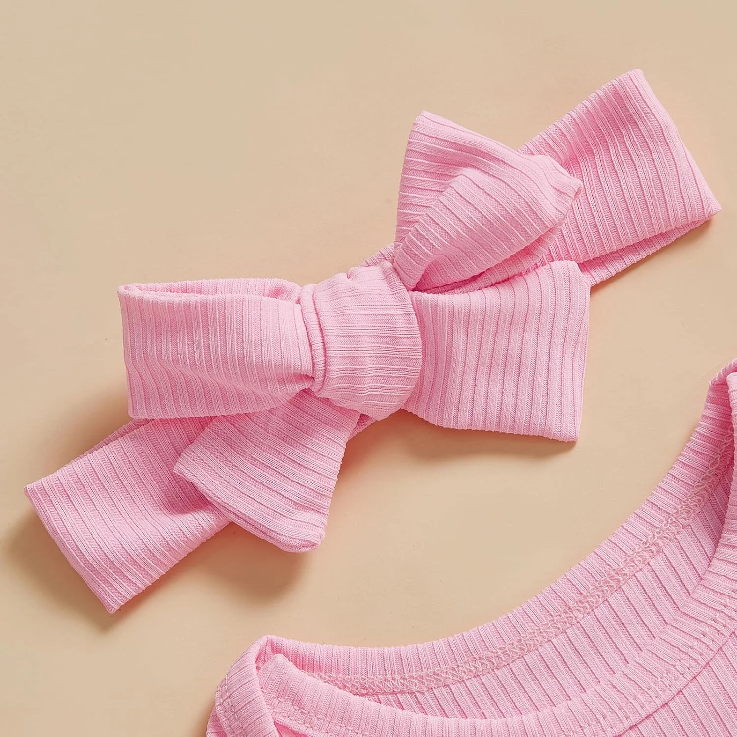 لباس نوزادی دخترانه، ست رامپر دنده ای طرح Hello World، تاپ و شلوار گلدار مناسب برای ترخیص از بیمارستان