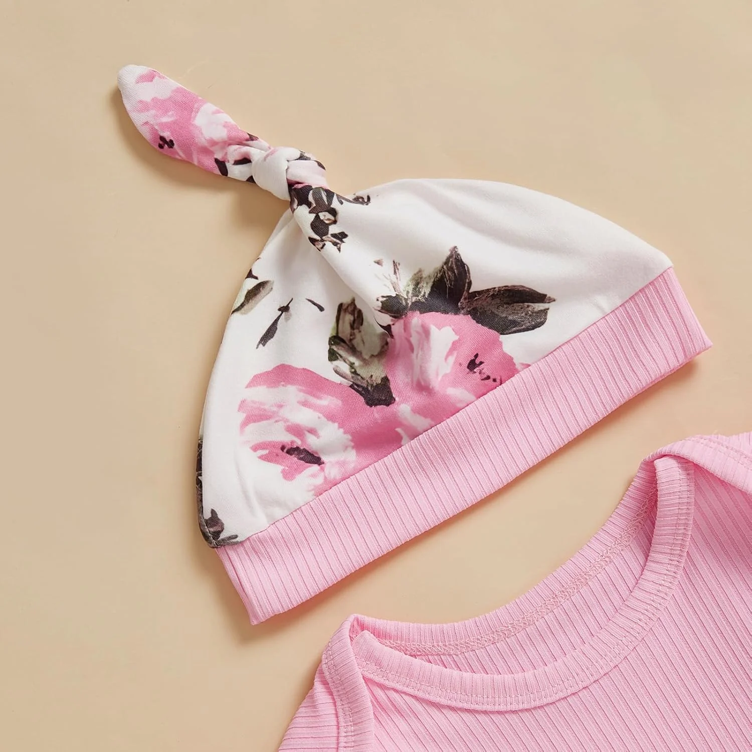 لباس نوزادی دخترانه، ست رامپر دنده ای طرح Hello World، تاپ و شلوار گلدار مناسب برای ترخیص از بیمارستان