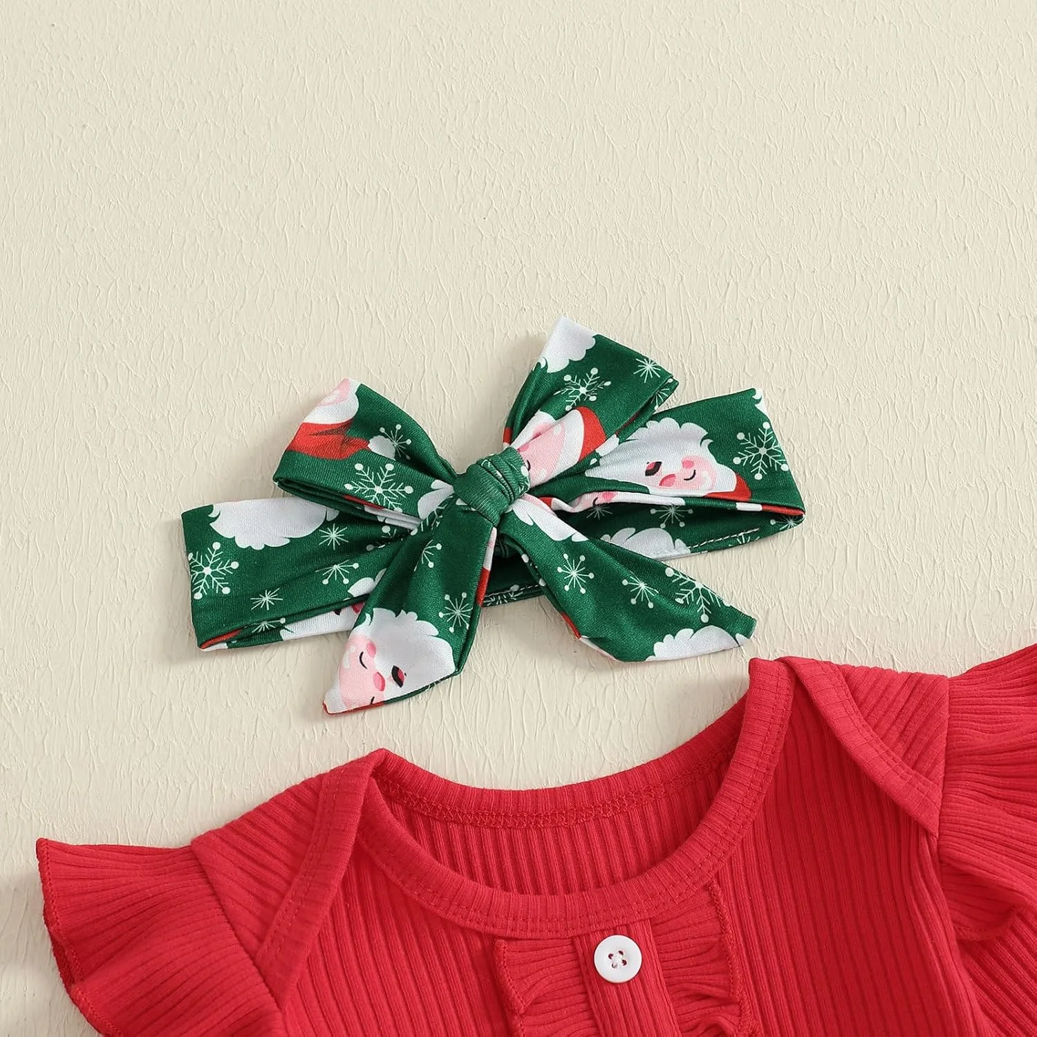 ست لباس نوزاد دخترانه، رامپر آستین بلند چین دار با طرح بابانوئل و شلوار دمپا گشاد