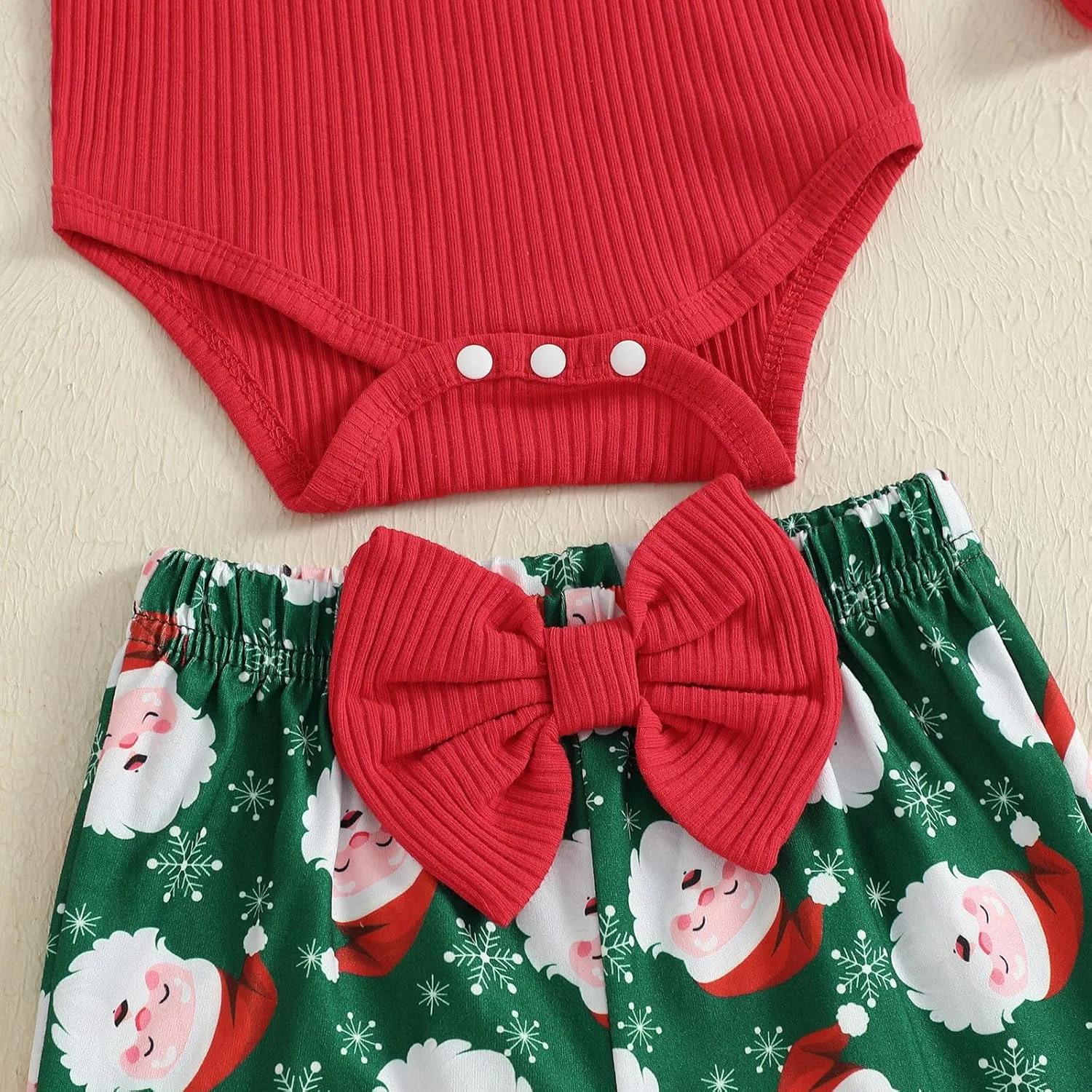 ست لباس نوزاد دخترانه، رامپر آستین بلند چین دار با طرح بابانوئل و شلوار دمپا گشاد