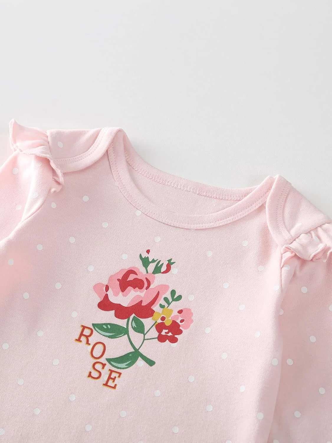 ست لباس نوزاد دخترانه پاییز و زمستان شامل بلوز آستین بلند بافتنی، شلوار پنبه ای، کلاه و جوراب