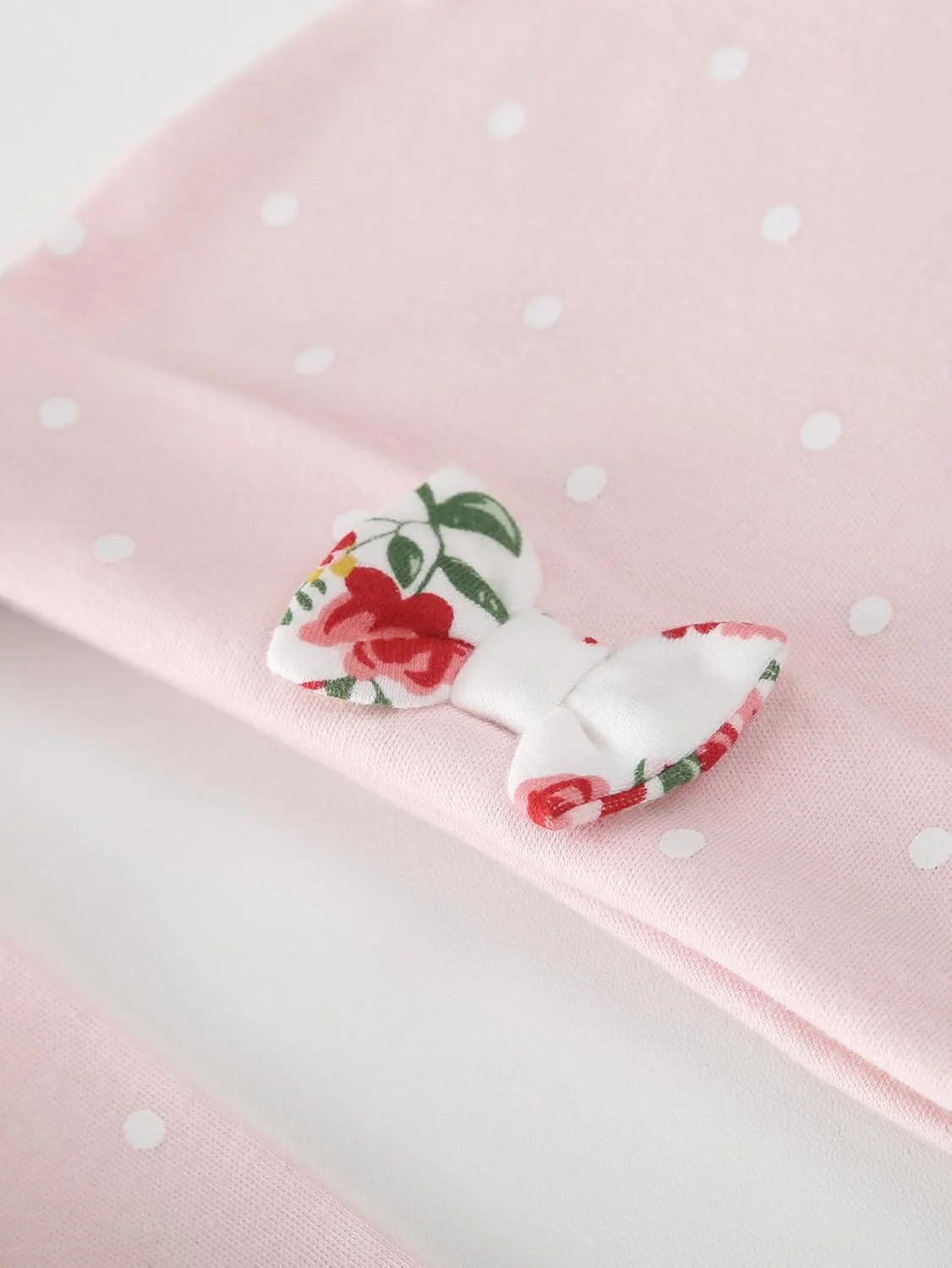 ست لباس نوزاد دخترانه پاییز و زمستان شامل بلوز آستین بلند بافتنی، شلوار پنبه ای، کلاه و جوراب