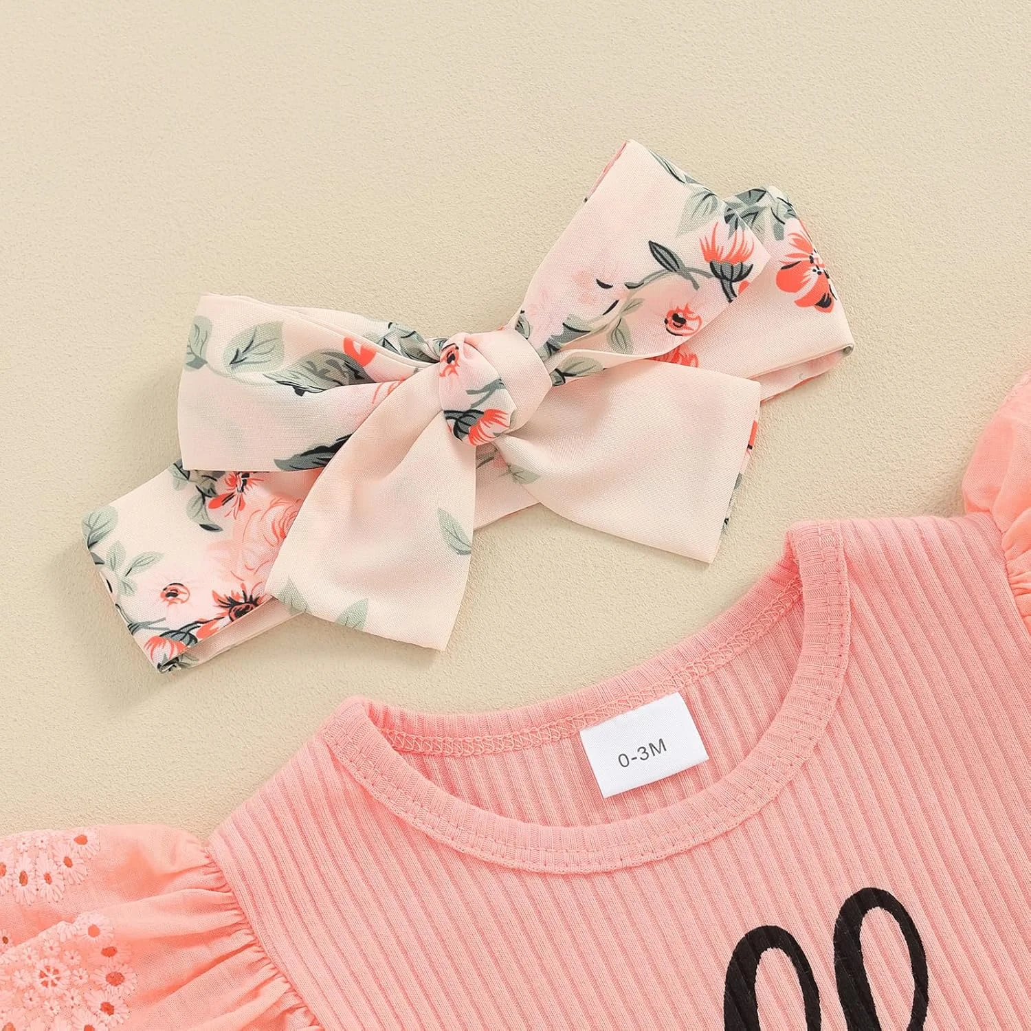 لباس نوزاد دختر با طرح عمه بهترین دوست، رامپر آستین کوتاه راه راه، شورت گلدار به همراه هدبند