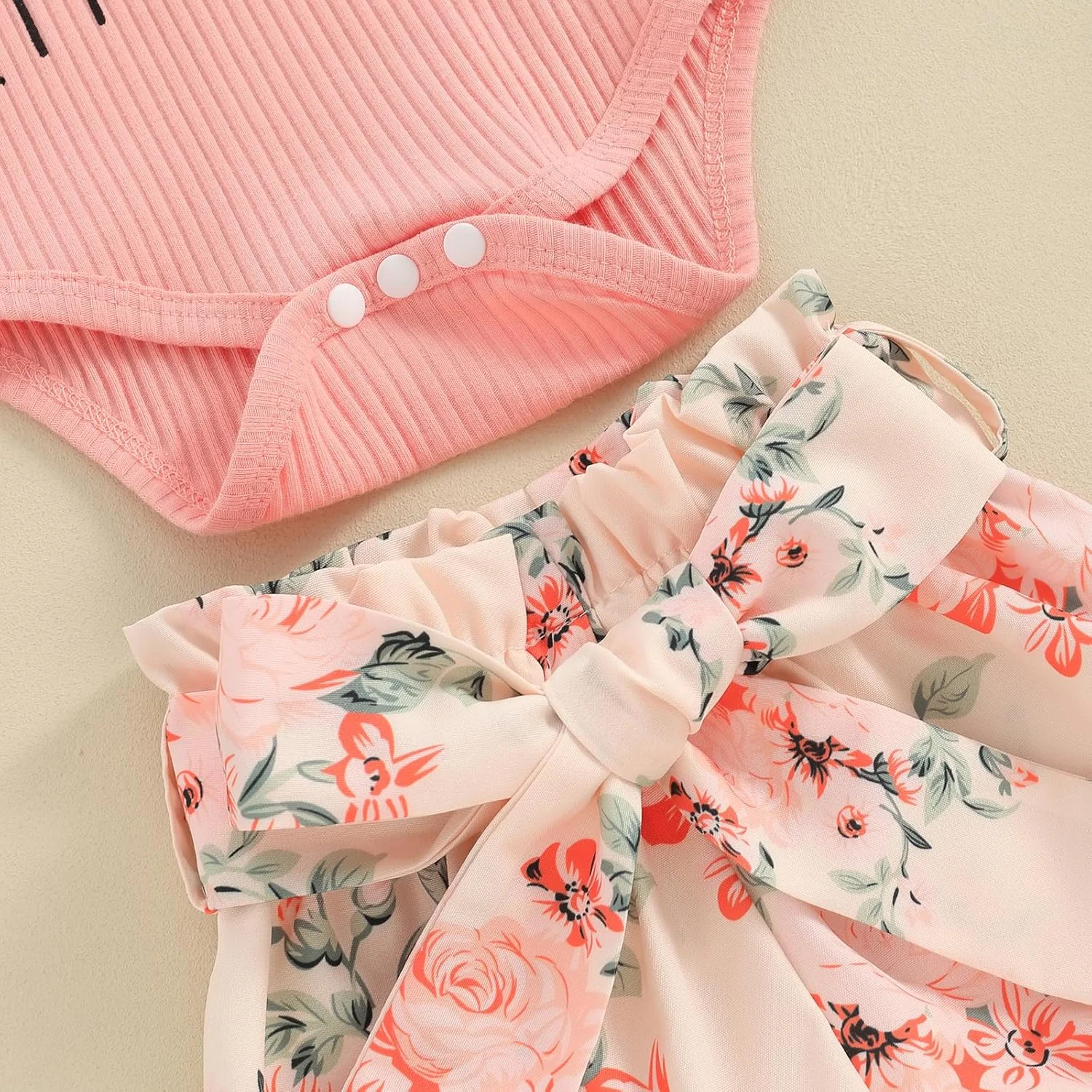 لباس نوزاد دختر با طرح عمه بهترین دوست، رامپر آستین کوتاه راه راه، شورت گلدار به همراه هدبند